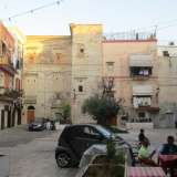 Per lo studioso la cavea (cio� il semicircolo della tribuna) svettava nella parte meridionale di largo Albicocca, praticamente in direzione di Palazzo Casamassimi, il primo tribunale di Bari